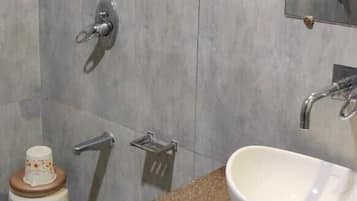 Deluxe-rum | Badrum | Dusch, gratis toalettartiklar, tofflor och handdukar