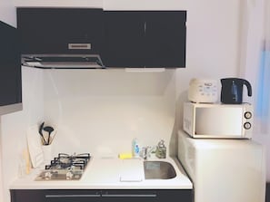 Nestay inn Tokyo Otsuka 102 | Private kitchenette | Fridge, microwave, stovetop, cookware/dishes/utensils - Nestay inn Tokyo Otsuka 102 (Tokyo)