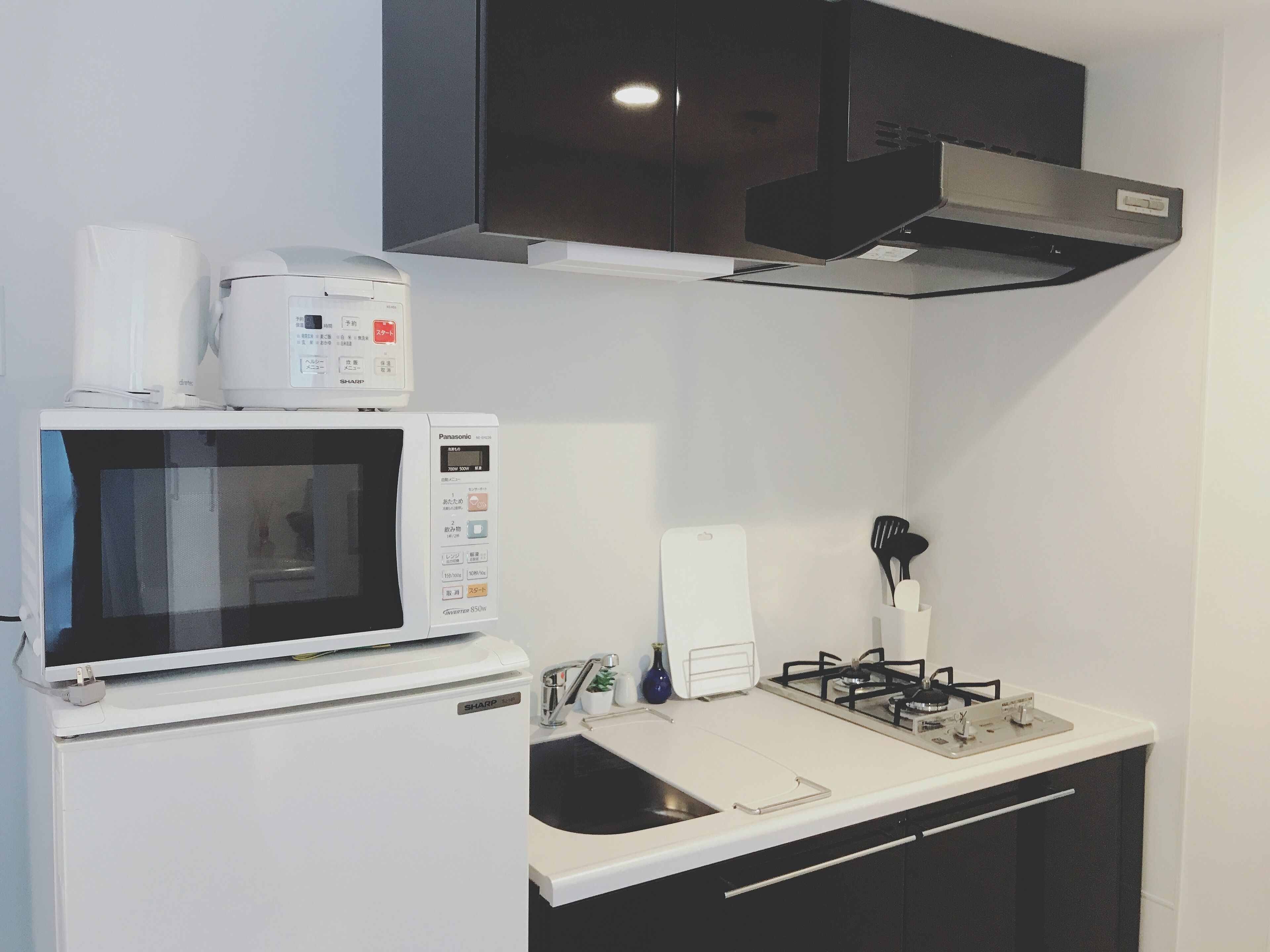 Chambre (Nestay inn Tokyo Otsuka 103) | Coin cuisine privé | Réfrigérateur, micro-ondes, plaque de cuisson, bouilloire électrique