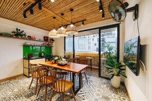 Dining - Ha Noi ‘s Autumn,cozy room-rooftop,Lake view floor- The Autumn Homestay (Hà Ni)