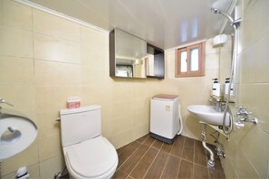 A bathroom with a toilet, sink, and shower. - Jerry Blossom - Hostel (Seoul)