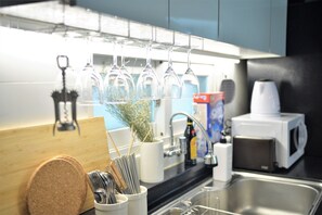 Utensilios de cocina, artículos de limpieza y toallas de papel