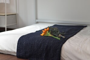001 Room | Trang trí khác biệt, trang bị nội thất với thiết kế riêng biệt, bàn 