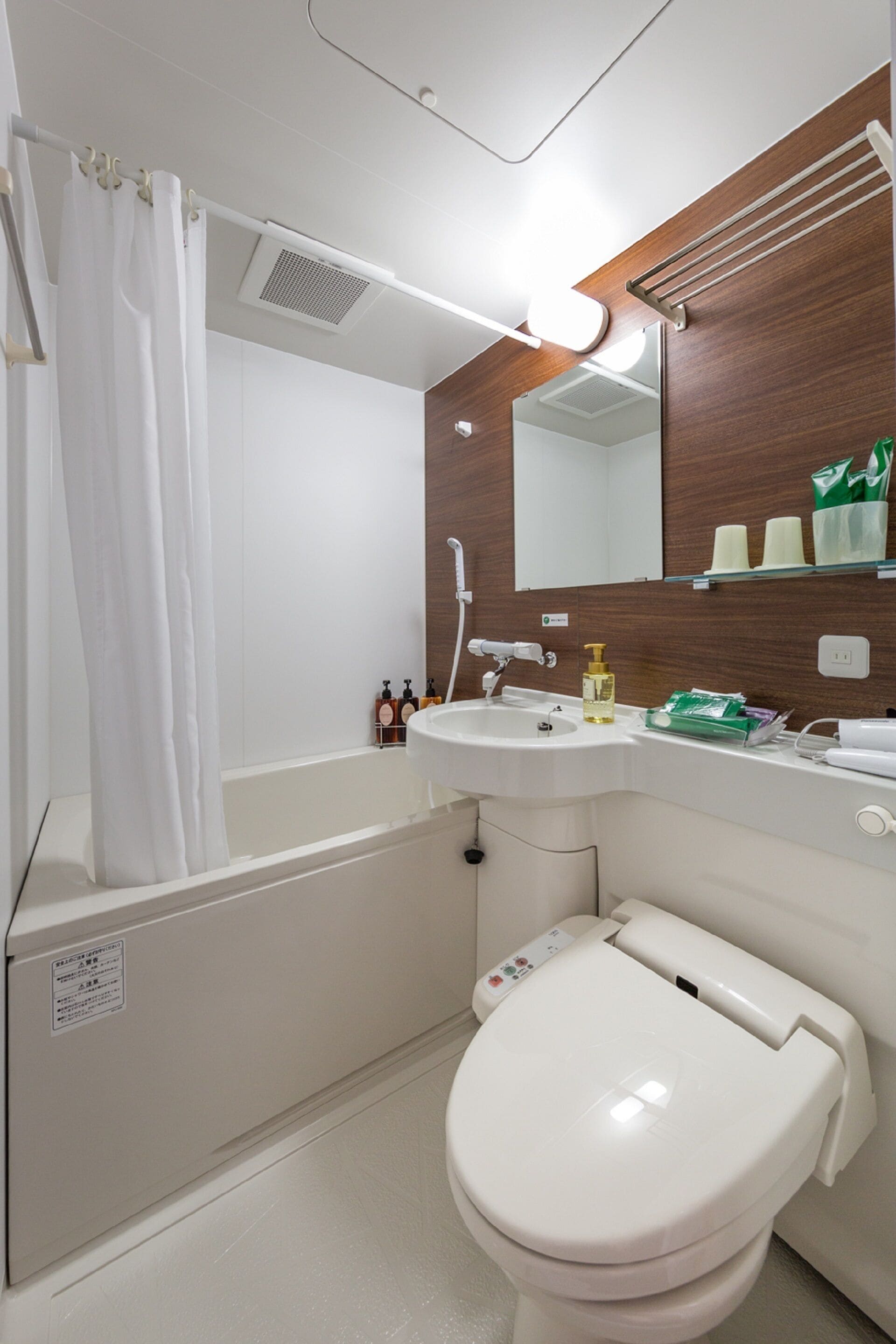 combined shower/bathtub, free toiletries, hair dryer, slippers