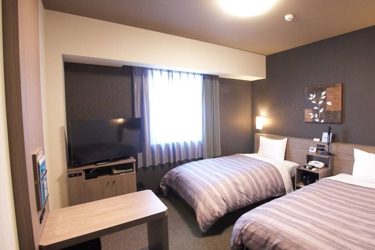 Desk, WiFi (free), bed sheets