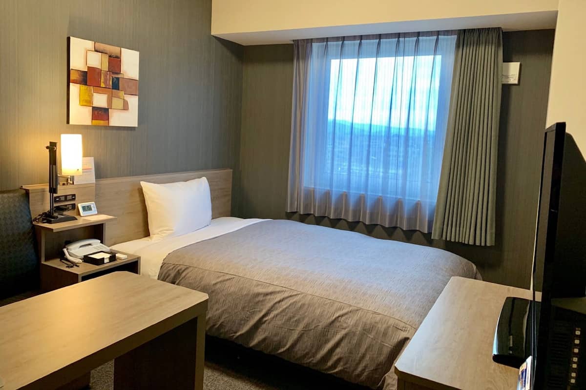 Escritorio, wifi gratis, ropa de cama