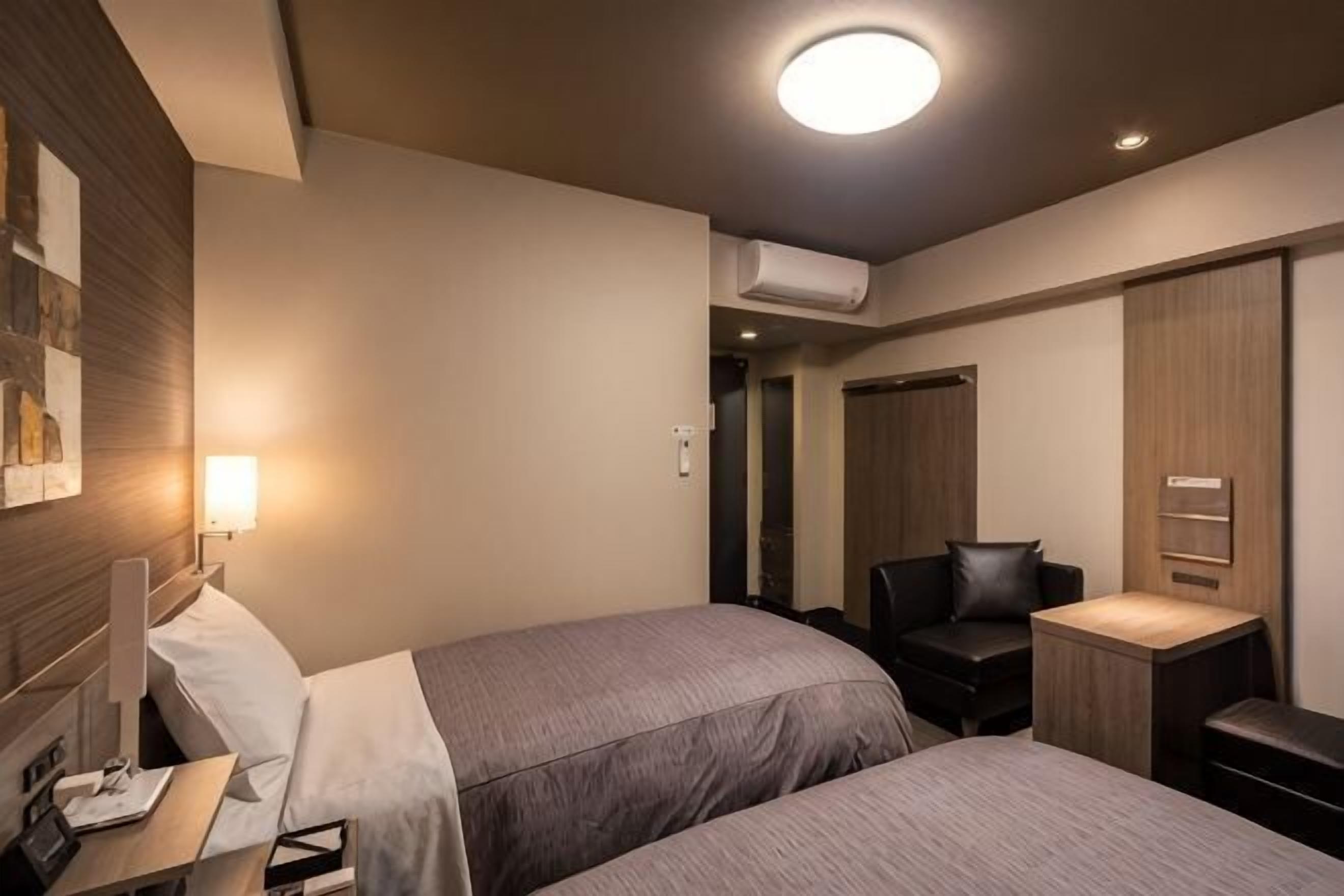 Escritorio, wifi gratis y ropa de cama 