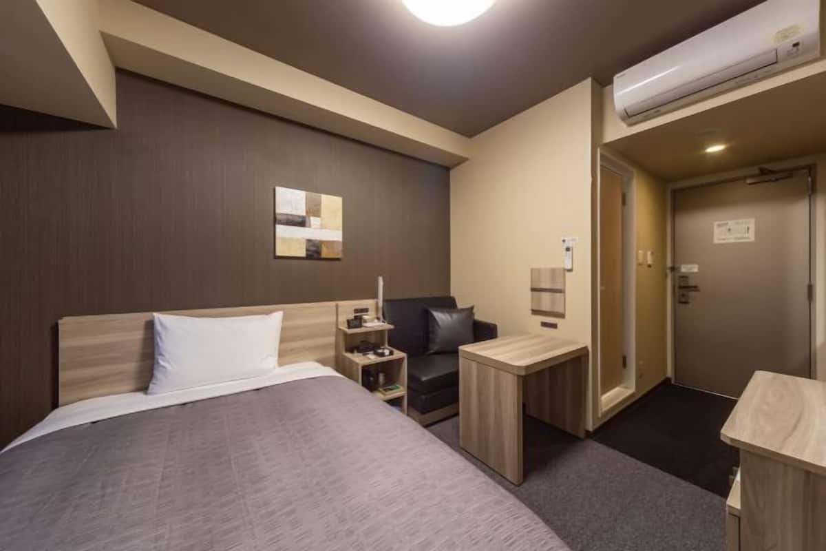 Escritorio, wifi gratis, ropa de cama