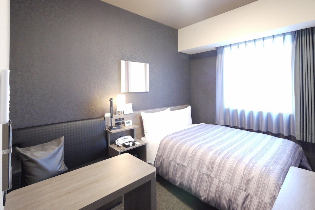Desk, WiFi (free), bed sheets