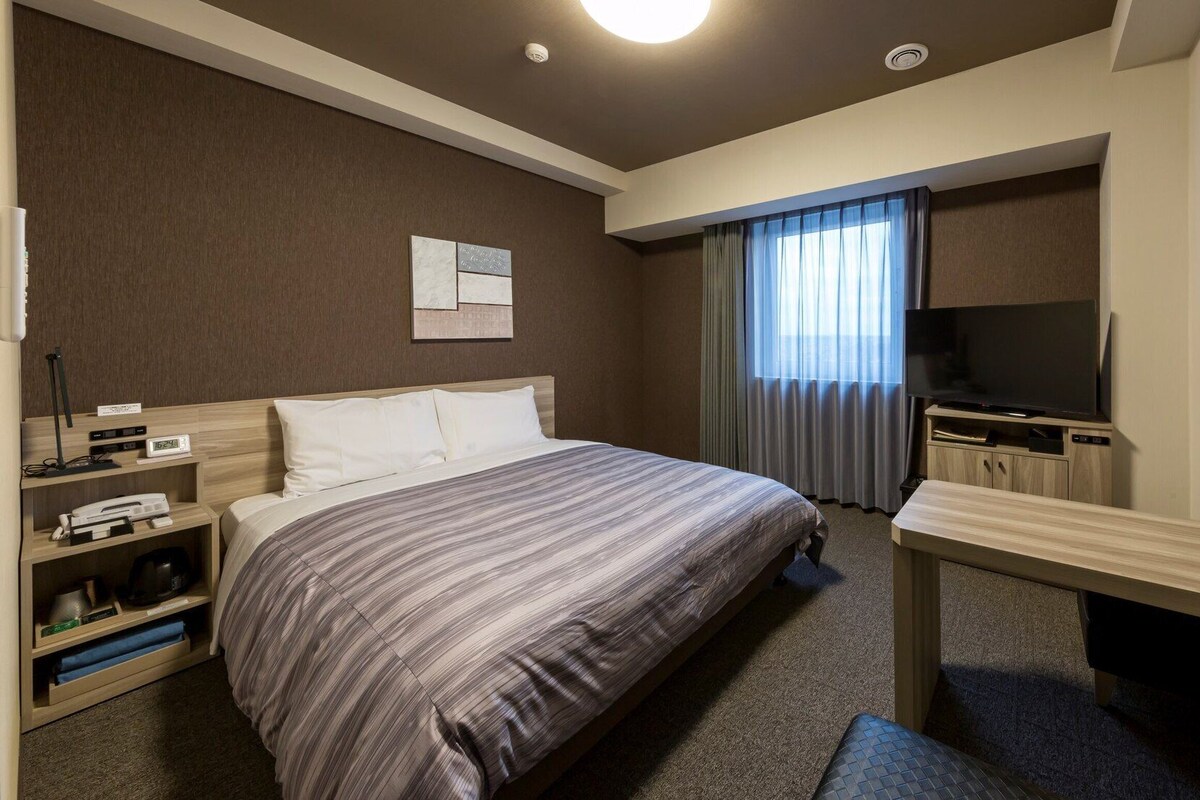 Desk, WiFi (free), bed sheets