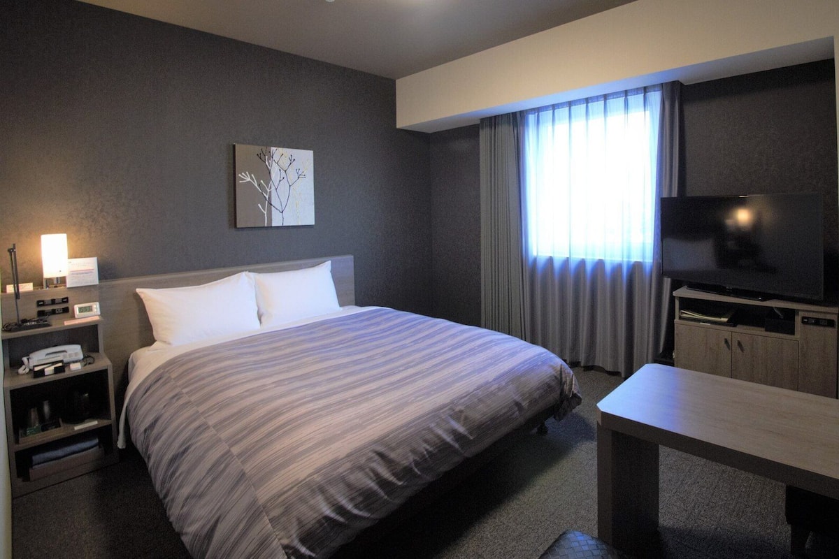 Desk, WiFi (free), bed sheets
