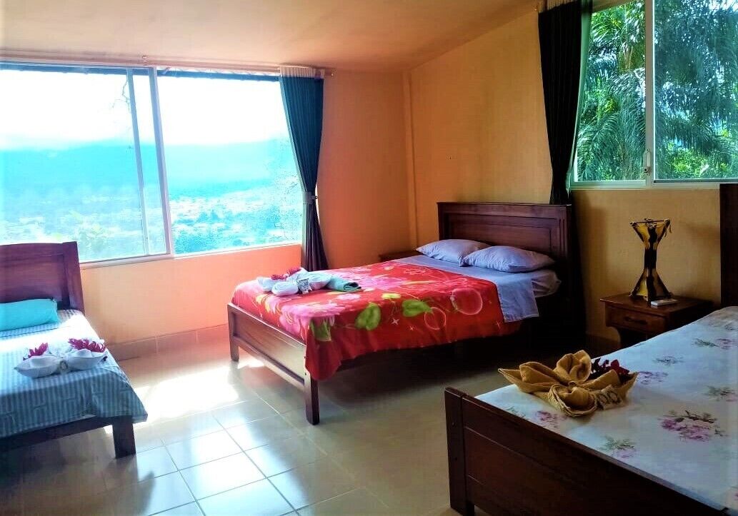Habitación triple estándar, varias camas, vista a la montaña | Espacio para trabajar con laptop, wifi gratis y ropa de cama 