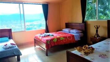 Standard-Dreibettzimmer, Mehrere Betten, Bergblick | 1 Schlafzimmer, laptopgeeigneter Arbeitsplatz, kostenloses WLAN