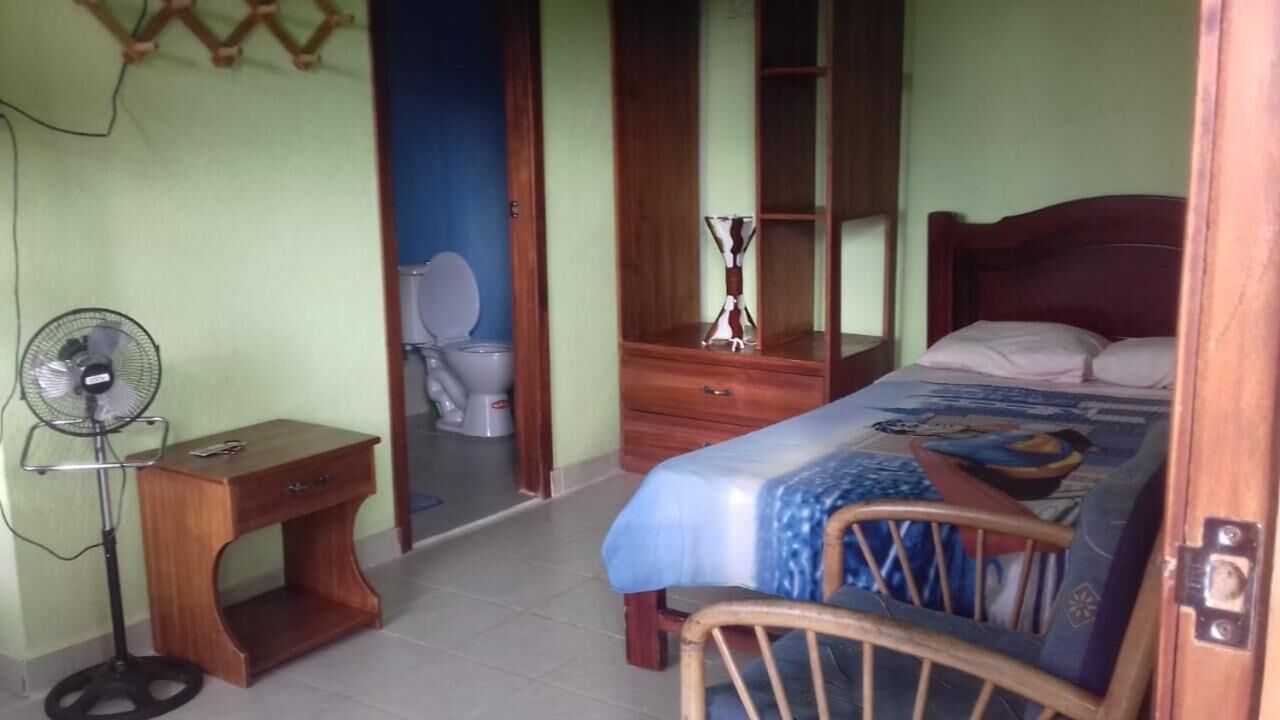 Espacio para trabajar con laptop, wifi gratis y ropa de cama 