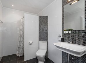 Badewanne, Haartrockner, Handtücher