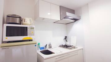 Nestay inn Tokyo Otsuka 203 | Private kitchenette | Fridge, microwave, stovetop, cookware/dishes/utensils