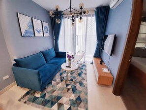 City-Apartment, 2 Schlafzimmer | Wohnbereich | 43-Zoll-Smart-TV mit Kabelempfang, Fernseher