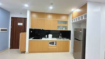 Refrigerador, microondas, placa de cocina, tetera/pava eléctrica