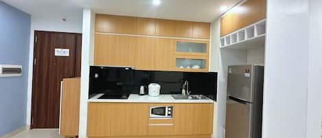 City Apartment, 3 Bedrooms | Private kitchen | Fridge, microwave, stovetop, electric kettle