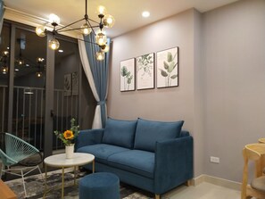 ซิตี้อพาร์ทเมนท์, 2 ห้องนอน | ห้องนั่งเล่น | สมาร์ททีวี 43 นิ้ว พร้อมช่องเคเบิล, ทีวี