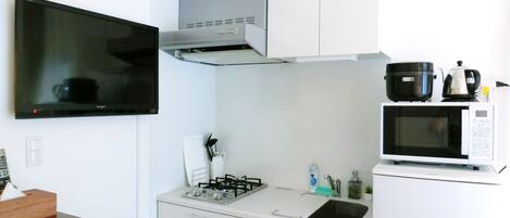 Habitación (Nestay inn Tokyo Otsuka 302) | Cocina privada | Refrigerador, microondas, parrilla de estufa y utensilios de cocina