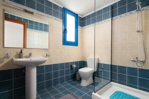 Kombination af bruser/badekar, hårtørrer, håndklæder, Sæbe