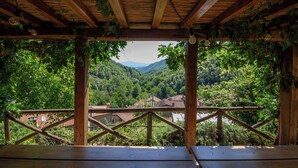 A wooden pergola with a view of a valley and mountains. - Canto del fiume, Raggiolo, Tuscany, surrounded by nature  (RAGGIOLO)