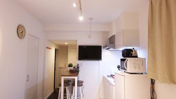 Nestay inn Tokyo Otsuka 402 | Private kitchen | Fridge, microwave, stovetop, cookware/dishes/utensils