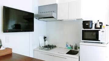 Nestay inn Tokyo Otsuka 402 | Private kitchen | Fridge, microwave, stovetop, cookware/dishes/utensils