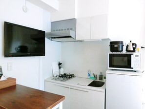 Nestay inn Tokyo Otsuka 402 | Private kitchen | Fridge, microwave, stovetop, cookware/dishes/utensils