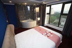 Apartment, 2 Bedrooms | Individually decorated, blackout curtains, iron/ironing board, free WiFi