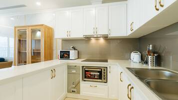 Apartemen, 3 kamar tidur | Dapur pribadi | Lemari es, microwave, ketel listrik, dan peralatan masak/sendok-piring