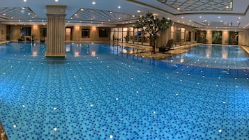 Inomhuspool och utomhuspool