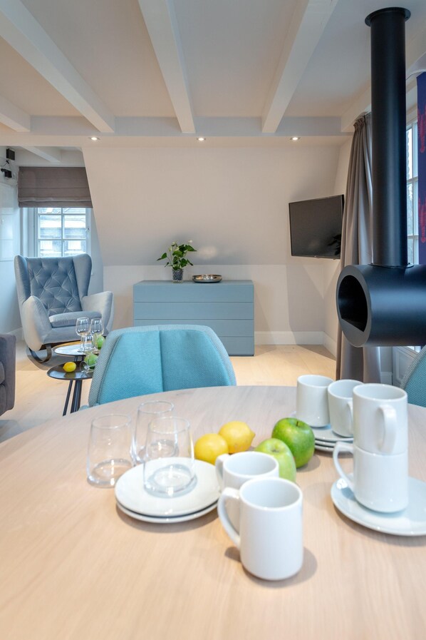 Kühlschrank, Mikrowelle, Herdplatte, Geschirrspüler