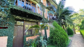 Vista frontal de la propiedad