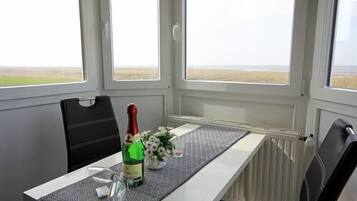 Peti sejuk, ketuhar gelombang mikro, dapur, pembancuh kopi/teh