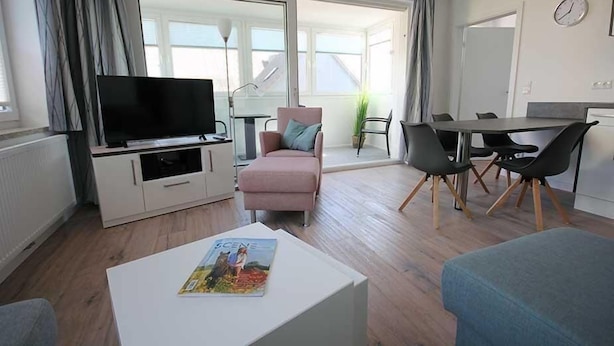 Living room - Große Ferienwohnung 3 mit Meerblick und Strandkorb im Haus Seeluft Duhnen (Cuxhaven)