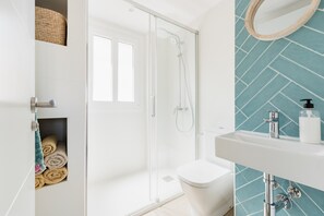 Combined shower/bathtub, hair dryer, towels, soap