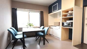 Room 1 | Yksityinen keittiö | Jääkaappi, mikroaaltouuni, liesi, vedenkeitin