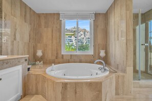 Badewanne, Haartrockner, Handtücher