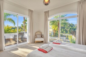 4 chambres, coffres-forts dans les chambres, fer et planche à repasser