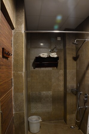 Superior-Doppelzimmer | Badezimmer | Dusche, Handtücher