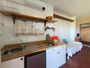 Kühlschrank, Mikrowelle, Ofen, Wasserkocher mit Kaffee-/Teezubehör