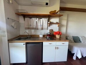 Kühlschrank, Mikrowelle, Ofen, Wasserkocher mit Kaffee-/Teezubehör