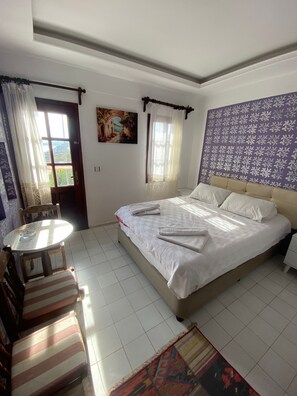 Chambre Double Luxe, 1 très grand lit, balcon, vue mer | Espace de travail pour ordinateur portable, Wi-Fi gratuit, draps fournis