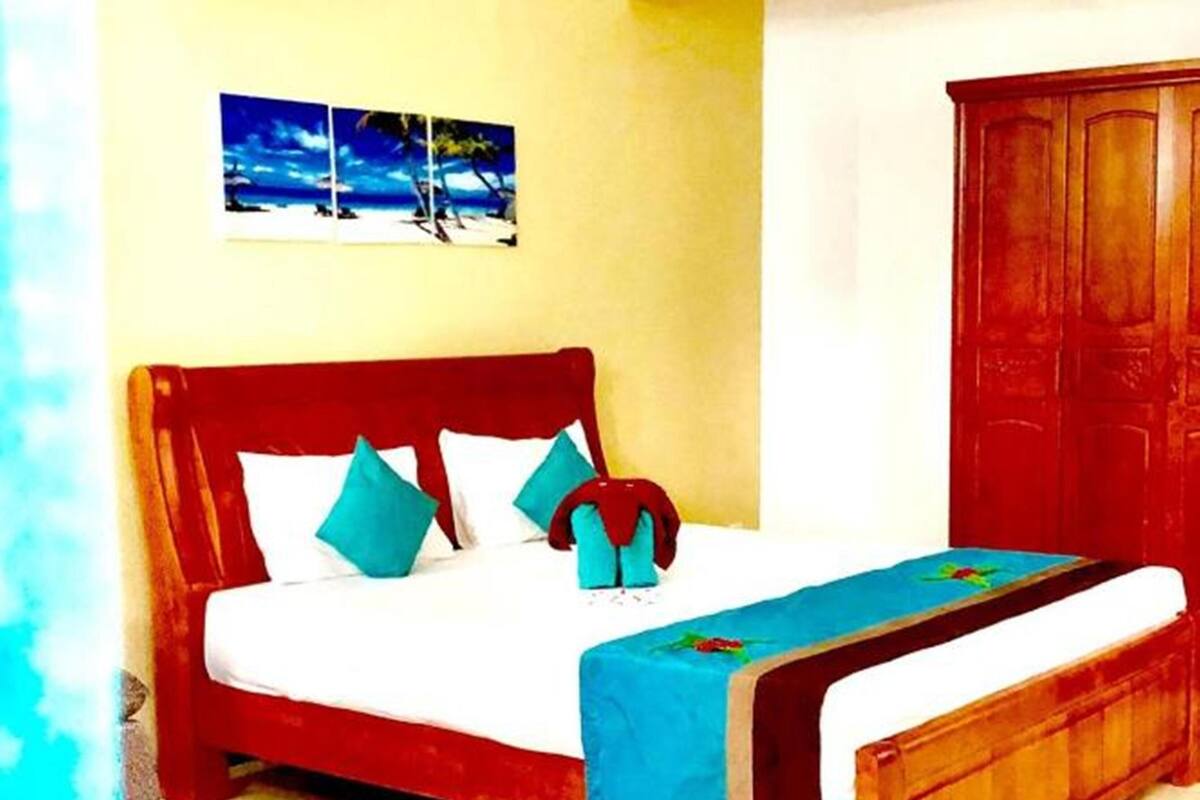 Ropa de cama de alta calidad y caja de seguridad en la habitación 
