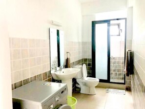 Standard Apartment | Bathroom | Shower, hair dryer, towels - Fortuna Beach (Flic-en-Flac)