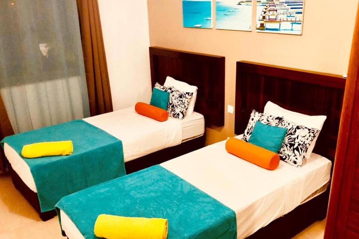 Ropa de cama de alta calidad y caja de seguridad en la habitación 