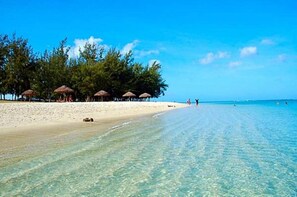 Beach nearby, white sand, 5 beach bars - Fortuna Beach (Flic-en-Flac)