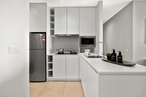 Full-sized fridge, microwave, stovetop, electric kettle - Lumi Tropicana by Plush (Petaling Jaya)